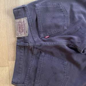 Äkta bruna Levis jeans i modell 501. Sparsamt använda fläckar finns men går bort lätt i tvätten.