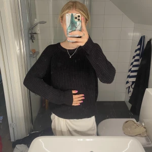 Svart stickad oversized tröja - Svart oversized fin tröja som passar perfekt till en kallare dag eller en sommarkväll som är lätt att dra över en annan tröja. Eller bara bära som den är!