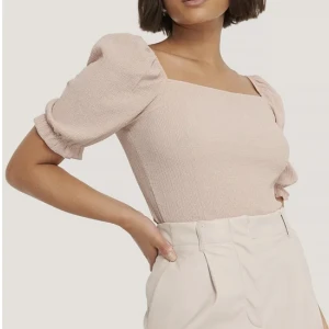 Rosa topp - NA-KD - Rosa topp med puffärmar. Aldrig använd. Köpte den för 199kr.