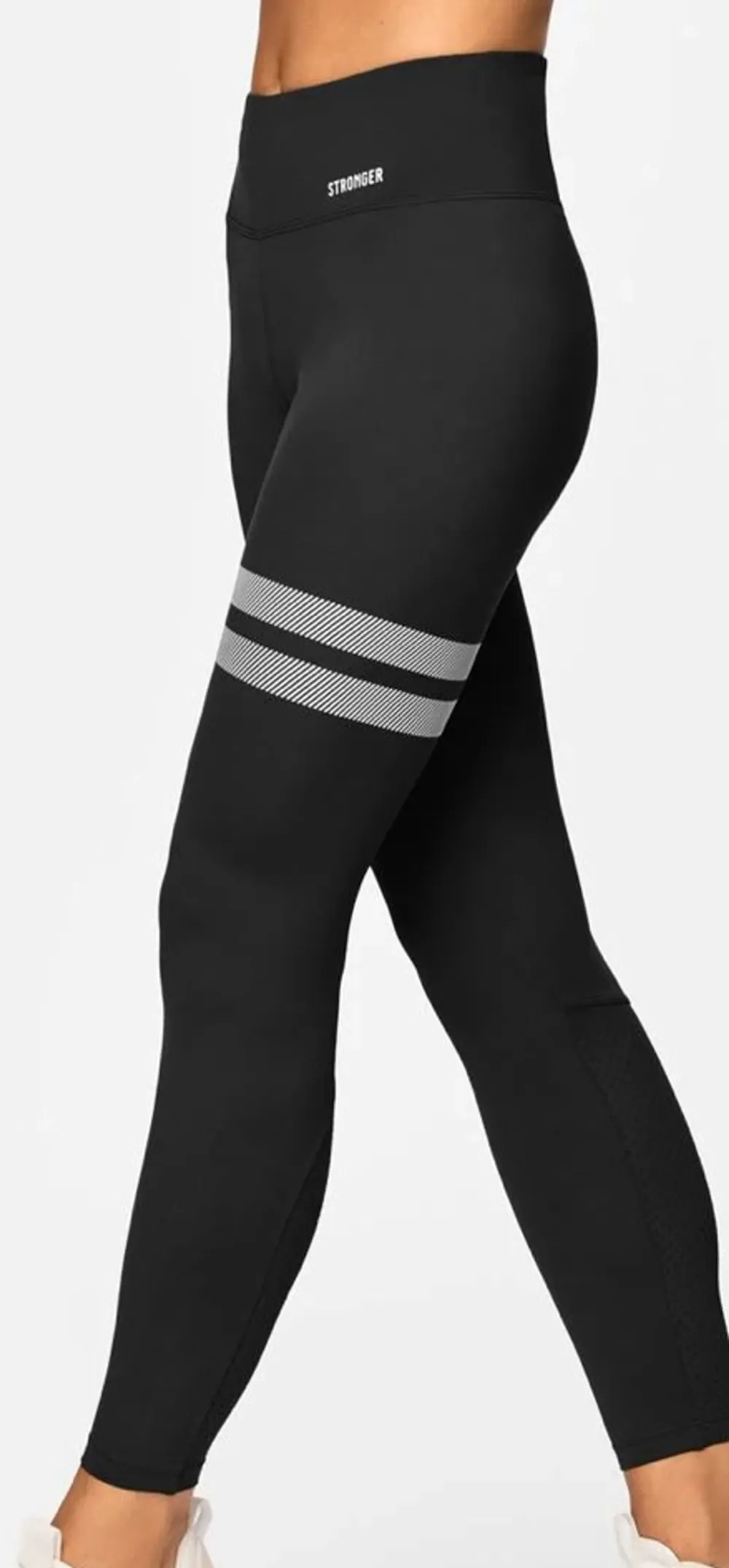 Svarta träningstights från Stronger sitter skönt på kroppen och är i storlek S. Finns ficka vid svanken. Använts ett antal gånger, vilket syns lite på sträcken kring benet, men utöver det ser plagget ut som nytt❤️. Jeans & Byxor.