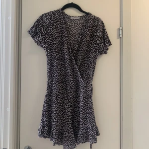 Blommig byxdress/klänning - Blommig byxdress som ser ut som en klänning, super sommrig å fin! Aldrig använd ❤️