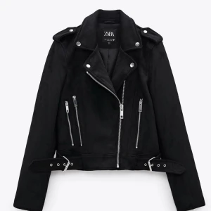 Zara mockajacka - Hej! Säljer nu denna jacka från zara! Sällan använd så i bra skick! nypriset var runt 500-600kr mitt pris: 350 Skriv till mig angående eventuella frågor!💗