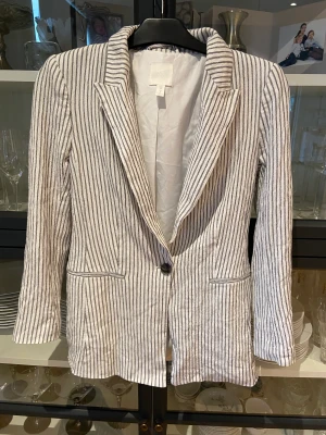 Kavaj strl 36 blå/vit randig - använd en gång och tvättad, finns i butik nu. 