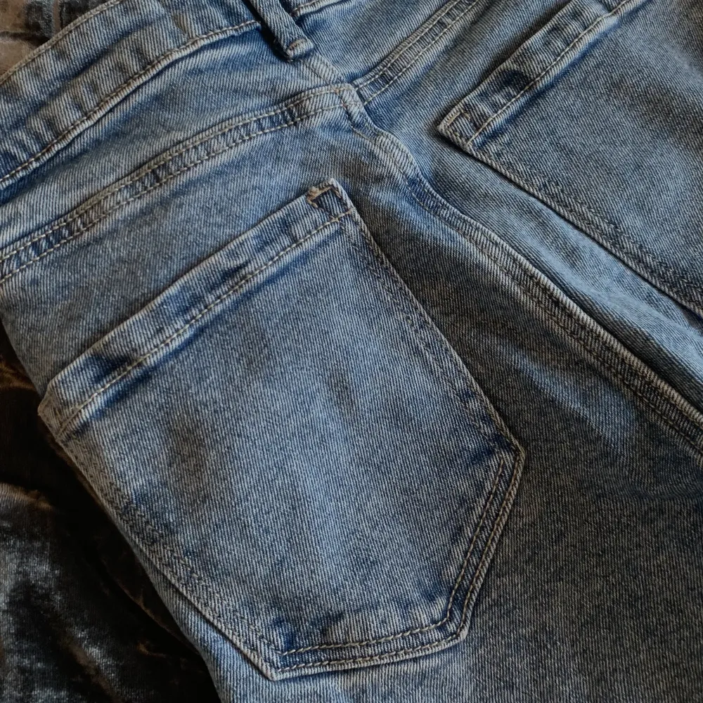 Mom slim-jeans i storlek 32. Utmärkt skick😇💞 . Jeans & Byxor.
