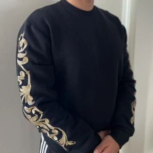 Tröja från Zara - Svart tröja med guldfärgad brodering 