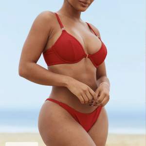 Säljer denna röda bikini från lounge underwear! Strl S tror ja!  Ej använd