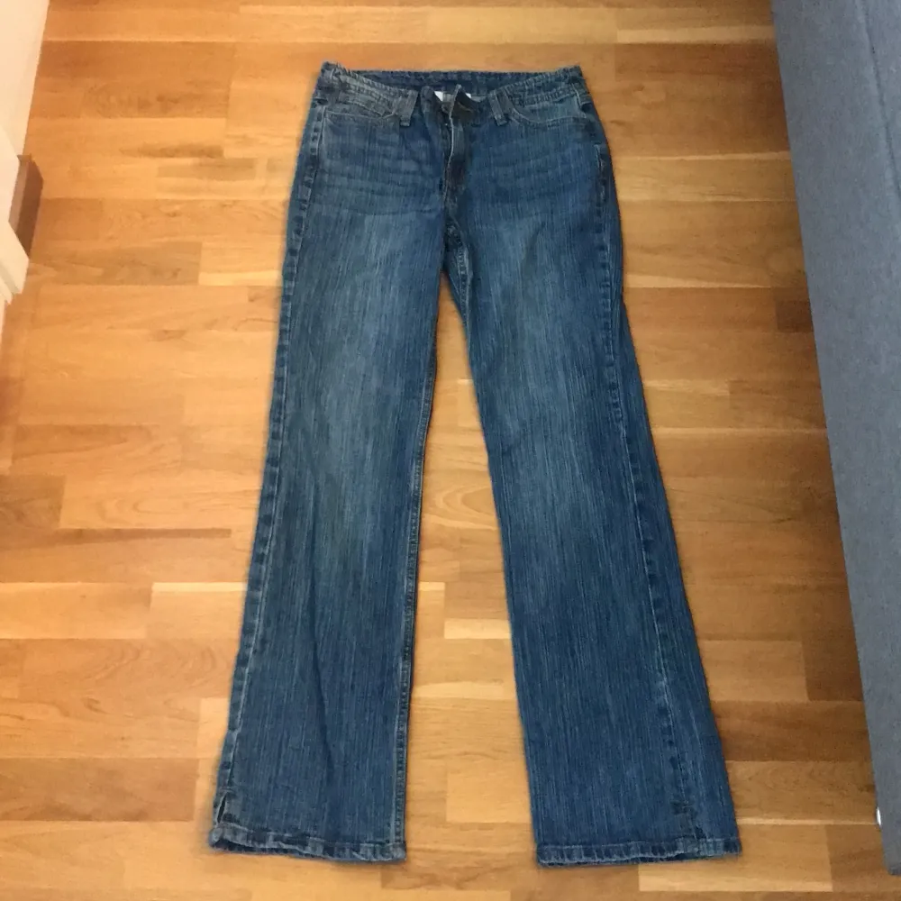 Säljer dessa snygga jeans som är använda fåtal gånger. De är fortfarande i nyskick.. Jeans & Byxor.