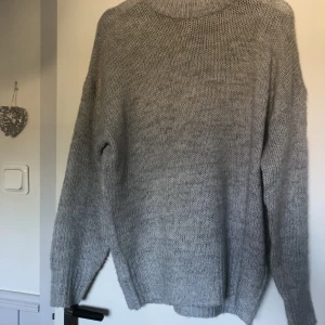 Stickad tröja - Säljer denna jätte fina stickade tröja från Lager 157. Använt den några få gånger men va ingen favorit hos mig. Den sticks ej