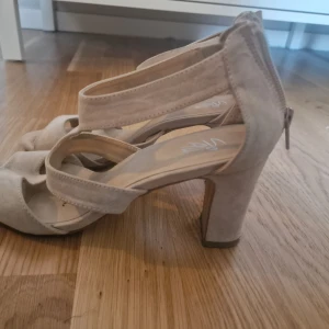 Klackskor  - Knappt använda klackskor stl 38