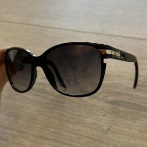 Dior solglasögon d28jj 56-16  - Dior solglasögon d28jj 56-16 optyl  Mycket fint skick! Inga repor! Fodra medföljer 