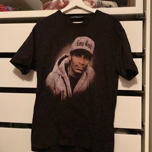 Snoop dog merch  - Snoop dog T-shirt, bilden på honom är smått urtvättad men knappt märkbart, inga andra defekter finns.