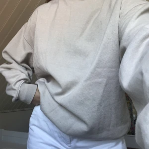 Beige crewneck - 🪐Beige crewneck, med oversized fit. Passar en storlek XS-M beroende på hur du vill ha passformen. Frakt tillkommer!