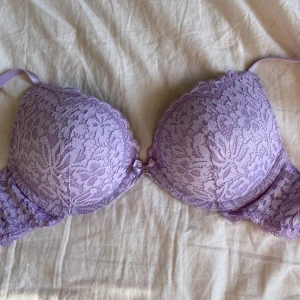 BH från hunkemöller  - Jättesöt bh med push up ifrån hunkemöller, endast använd 1 gång🩷🩷 (Nypris 379 kr)