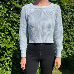 Stickad tröja - En stickad tröja från hm, blå med en dragkedja på baksidan. Storlek 34