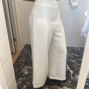 Vita Zara Kostymbyxor - Ett par vita komstymbyxor, nästan nya. Super bekväma och jätte fina. Är i storlek S. 