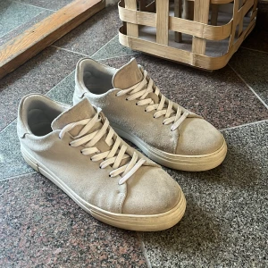 Selected skor - Säljer mina skor från selected homme. Skorna är använda men säljer de på grund av att de inte kommer till användning längre och de är i väldigt bra skick, bara lite smutsiga. Jag säljer för 700 och pris kan diskuteras! (Nypris ca 1100)