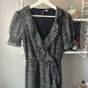 Superfin skön klänning från H&M💕Dennna är lite liten för mig och i jätte bra skick💕köparen står för frakt!