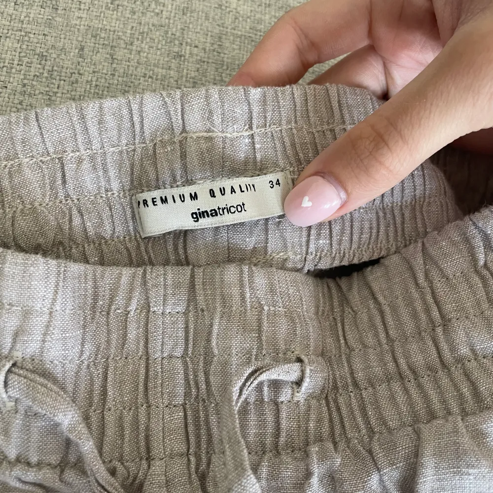 Beiga linnebyxor från Ginatricot i strl. 34, 100% linne. Knappt använda då de inte passade mig 🩷. Jeans & Byxor.