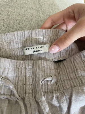Linnebyxor - Beiga linnebyxor från Ginatricot i strl. 34, 100% linne. Knappt använda då de inte passade mig 🩷