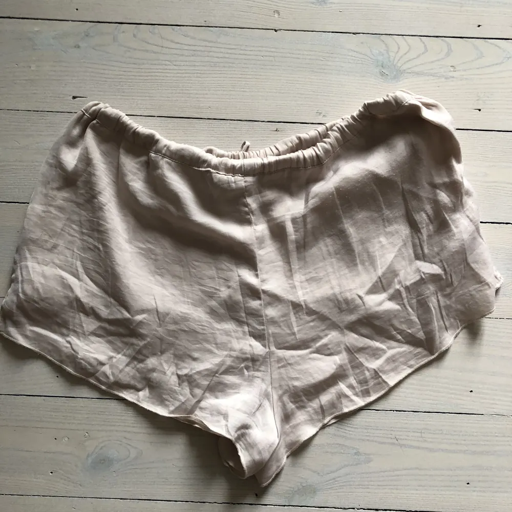 Beigea/puderrosa shorts med knytning från Zara, silkeslikt material. Storlek M men passar S/M. Lite slitna snören.. Shorts.