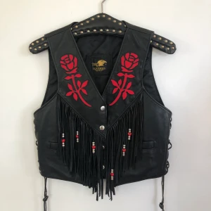 Fransväst  - I fint skick! Köpt secondhand men bara bevänt typ 2 gånger! 