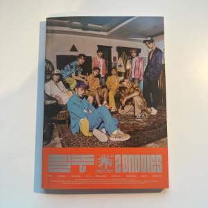 nct 127 2 baddies album  inclusions på bild två (2 posters + doyoung postcard + sticker sheet)