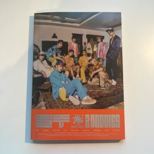 nct 127 album  - nct 127 2 baddies album  inclusions på bild två (2 posters + doyoung postcard + sticker sheet)