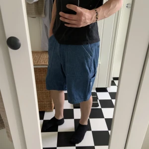 Poetic collective shorts blå - Dessa shorts har inte använts alls, hittade dom när jag rensade ut garderoben. Dom är loose och är perfekta nu till det varma vädret :)