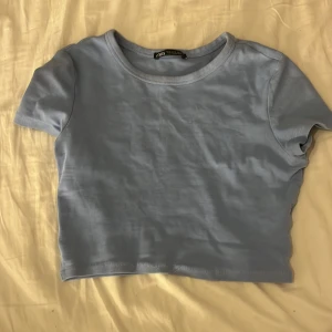 Tröja - En jätte fin blå tröja som jag älskar men känner att den inte riktigt kommer till användning, inte använd så mycket eller sliten men sömen längst ner har spruckit lite, annars jätte fin. Kom med eget prisförslag 