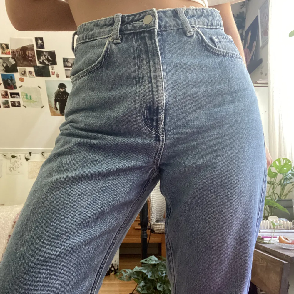 Ett par högmidjade jeans från Weekday💓. Jeans & Byxor.