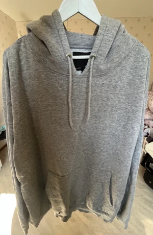 Grå oversized hoodie  - Stor och bekväm hoodie.