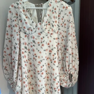 Klänning - Helt ny klänning ,  aldrig använd prislapp fortfarande kvar. 🌷 