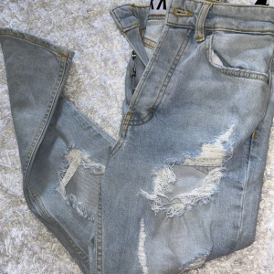 KARVE JEANS  - Nya , skit snygga jeans!  Mkt ljusare i verkligheten. (Ljusblå) 