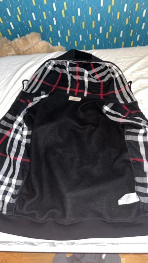 Burberry hoodie - Burberry hoodie fin skick finns alla tillbehöver