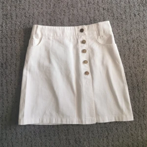 Vita kjol - Kjol passar jättebra för sommaren och den har bra kvalitet. Det finns inga defekter på kjolen. Använd max 2-3 gånger, sen la jag den i garderoben. Mått för kjol är 32cm i midja och 39cm i längden. Kjol är "made in China".