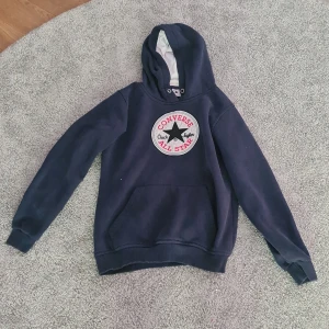 Huvtröja  - Detta är en huvtröja som e varmande o bra 