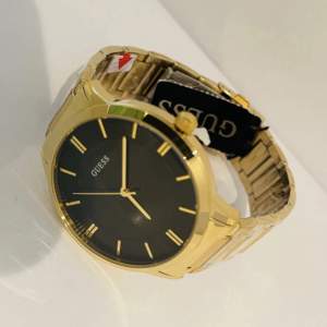 Säljer en guldig Guess klocka helt ny i förpackning! 