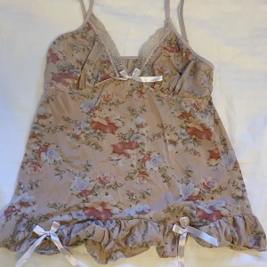 Topp - Snygg topp med blommor och rosetter💘 finns inget lapp men passar mig som brukar ha s