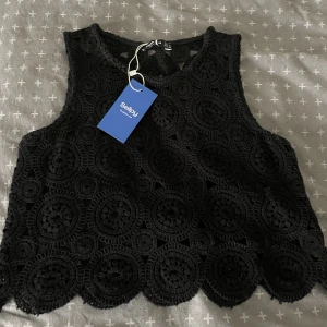 Stradivarius  - Hej! Jag säljer denna superfina topp  som jag köpte på Sellpy men som tyvärr inte passar :( Den är i gott skick och parfekt till sommarn! (Köparen står för frakten eller kan mötas upp i Karlskrona) ha en fin dag! 