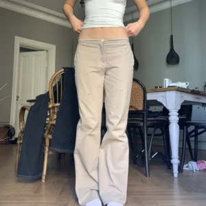 Kostymbyxor - Midjelängd 37cm, innerbenslängd 79cm💫 supervida i benen från esprit! 