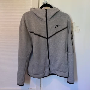 Nike tech fleece grå - Har haft den i ca 1 år men det är mycket bra skick. Storlek M i herrstorlek så den sitter rätt stort