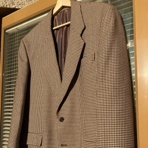 Tweedkavaj från 70-tal - Otroligt fin omhändertagen tweedkavaj från 70-tal i ”houndstooth” mönster. Säljer pga onlineköp och var för stor för mig (178 cm, 80kg, 48/50 i kavajstorlek). Köptes för 499kr. Kan tänka mig att den som gillar oversized kavajer är denna ett fynd för