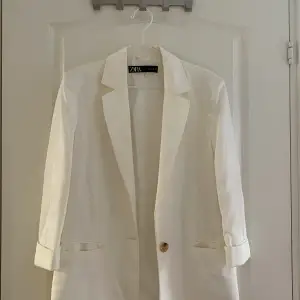 Säljer min jättefina vita blazer från Zara! Knappt använd pga fel storlek för mig!
