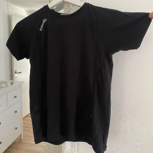 T-shirt - T-shirt från ICIW, använd men väldigt fint skick. Passar även som S