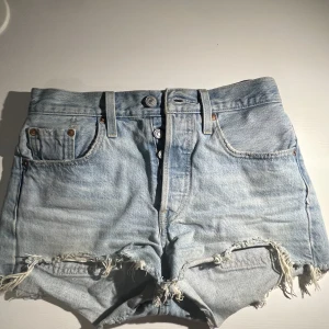 Levis 501 shorts - Säljer nu mina mycket sparsamt använda Levis 501 shorts pga av att de tyvärr är lite för små! Perfekt och somrig tvätt, om du vill se bilder är det bara att skriva!🥰💕