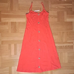 Röd klänning - Ljusröd klänning i storlek 38, helt ny! :)
