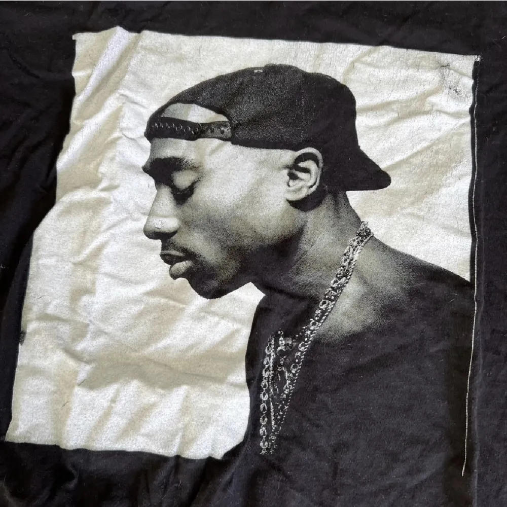 T-shirt med tupac merch. Bra skick. Onesize i storlek.. T-shirts.