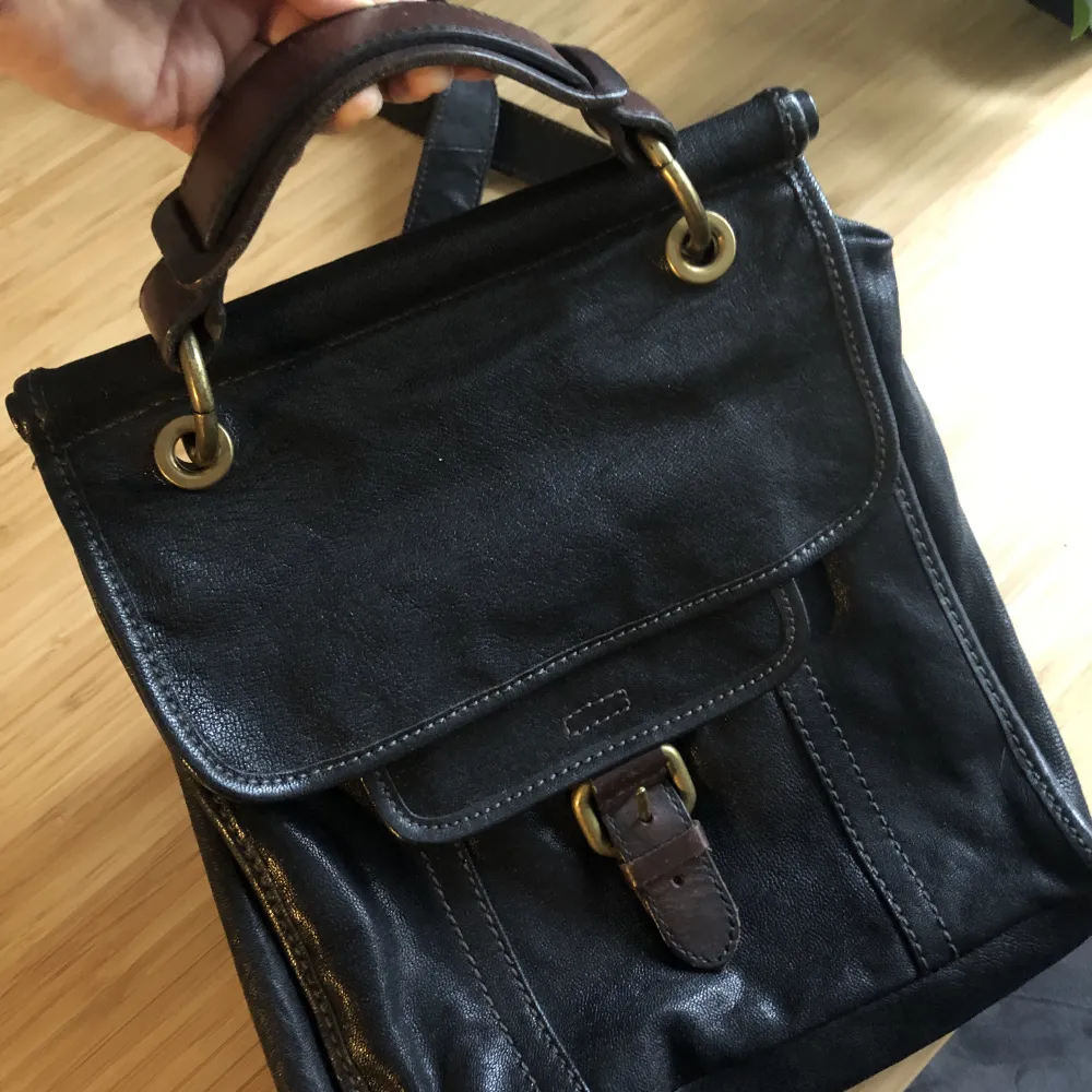 Original Fossil vintage series, leather bag. It can be carried in hand or used as cross body or shoulder bag. Beautiful brass details, very good condition. Measurements Width:20 cm Height:23 cm Depth:7,5 cm. Väskor.