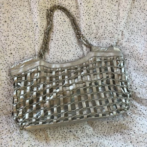 Silverväska - Fett snygg väska i silver köpt på humana! Skinnet har släppt på vissa stället, men ändå väldigt fin. Hör av er vid frågor!