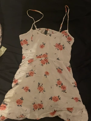 Söt liten klänning - Söt klänning från h&m i storlek 36/s.